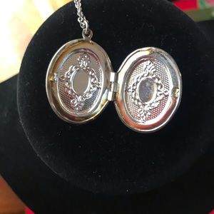 Necklace w oval pendant photo locker